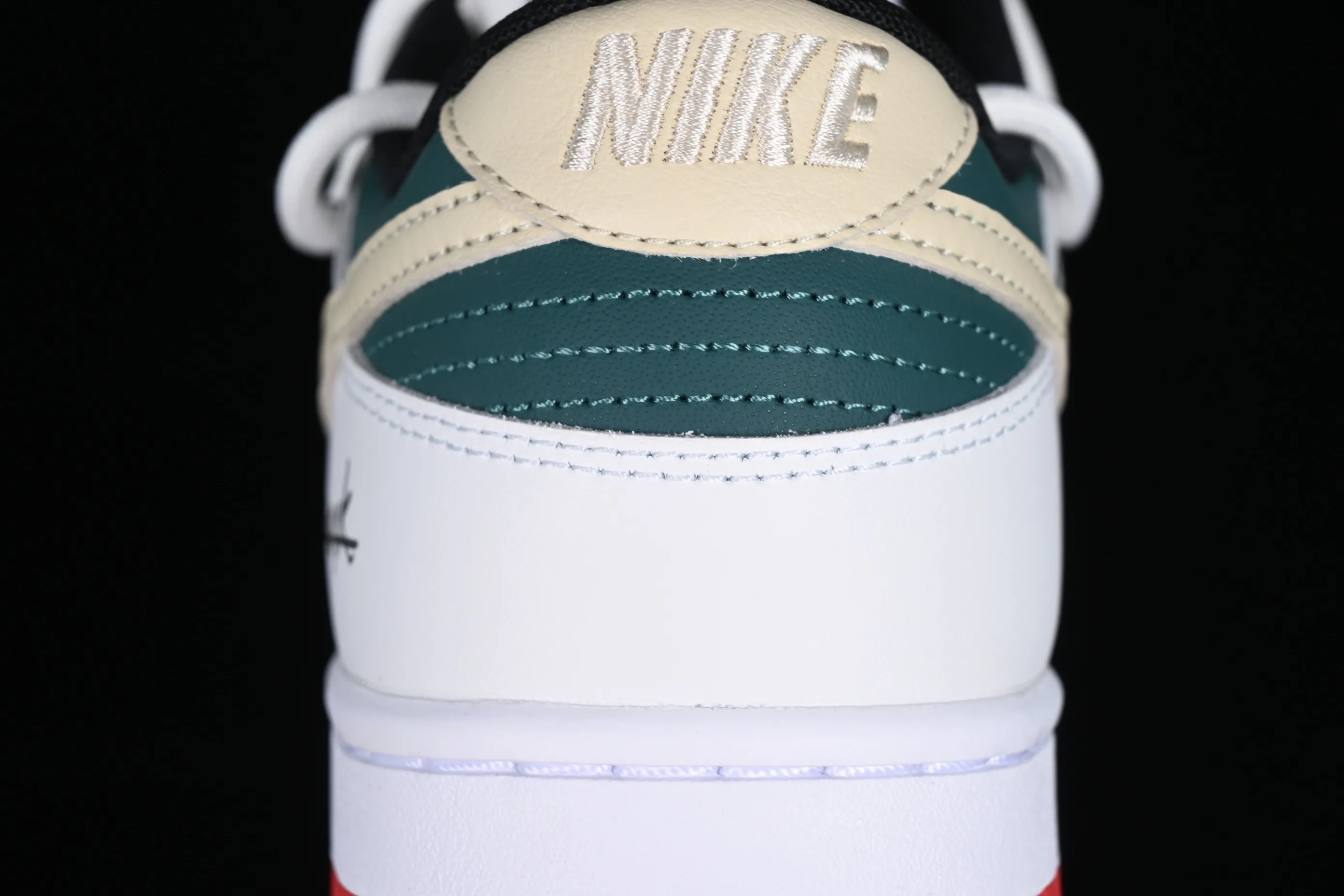 All Categories Nk SB Dunk Series Nk SB Dunk Low Low-top sneakers Nk Dunk Low Explore the limits Green, white and brown SB strappy low-top casual sneakers FD9762-061